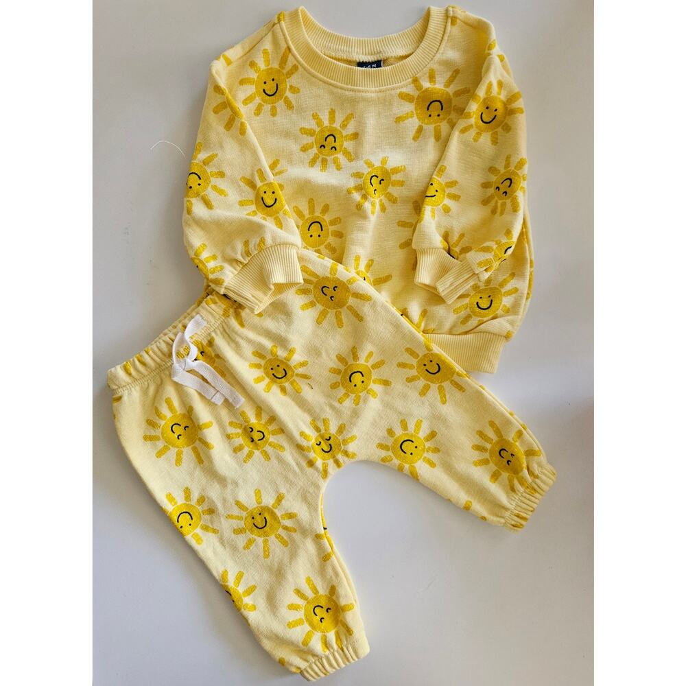 NWOT Old Navy Sun Sweatsuit, Size 3-6 Months